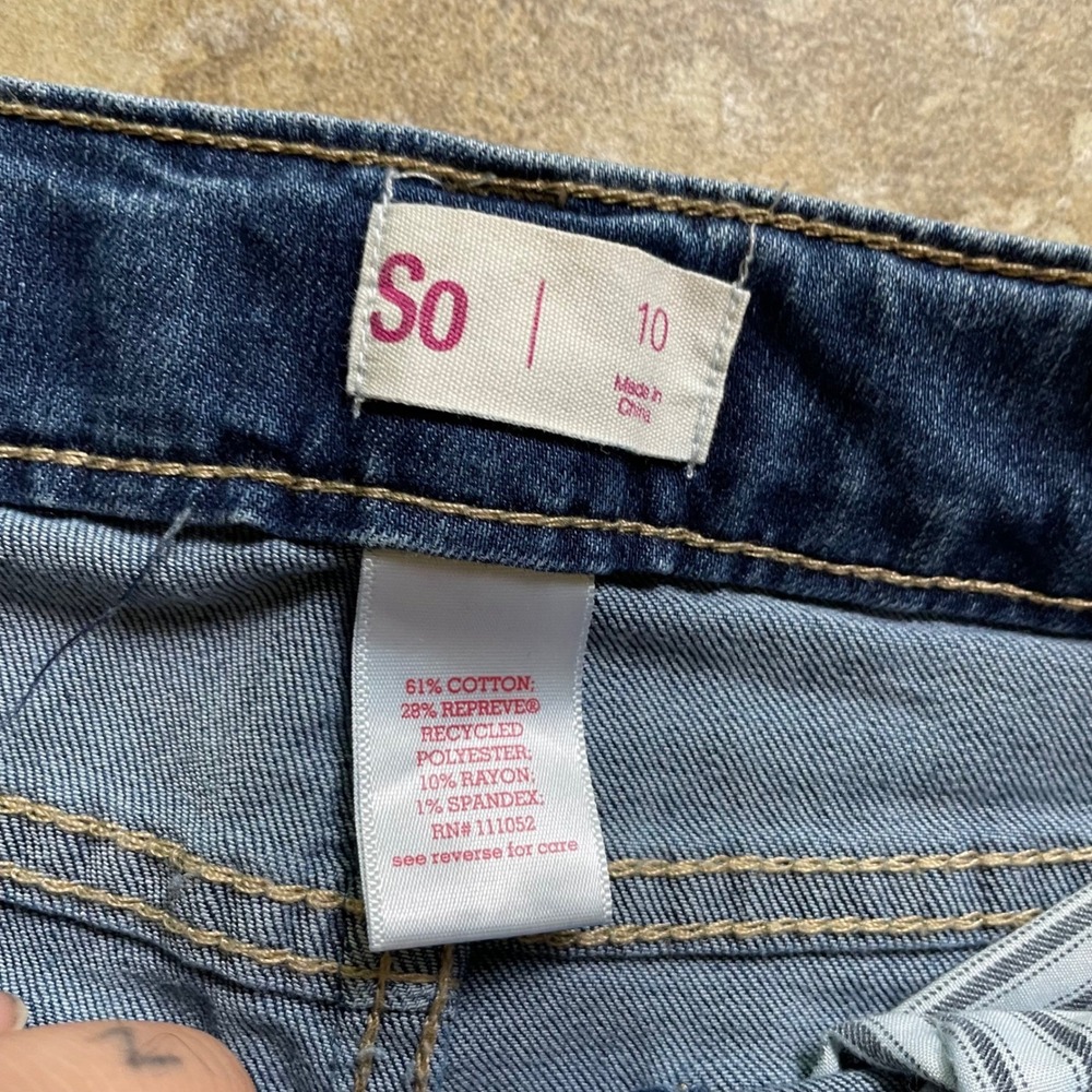 SO Distressed Denim Jeans Women's Frayed Hem Button Fly Dark Wash Blue Size 10 - Picture 3 of 6